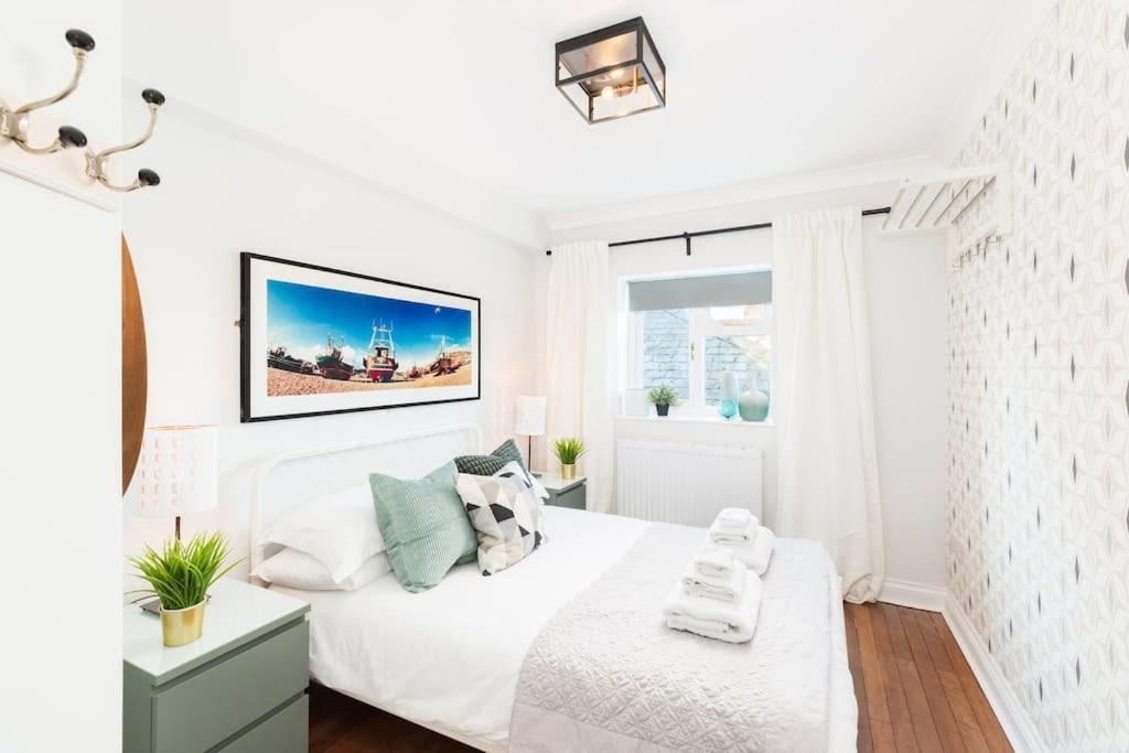 Fabulous Ground Floor Apartment. เกรทมัลเวิร์น ภายนอก รูปภาพ