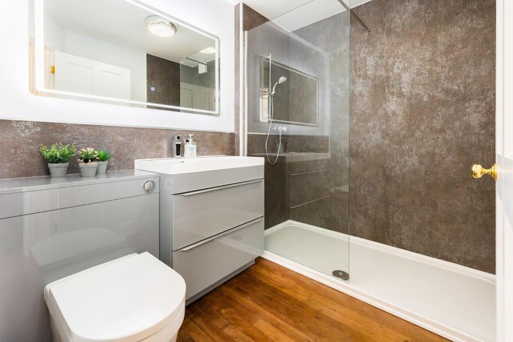 Fabulous Ground Floor Apartment. เกรทมัลเวิร์น ภายนอก รูปภาพ