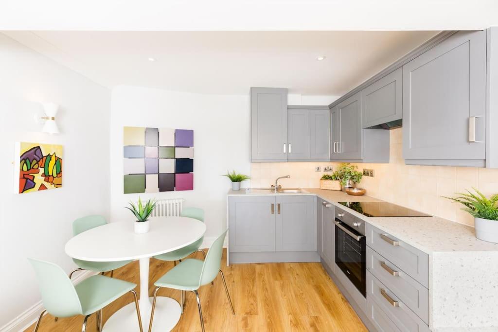 Fabulous Ground Floor Apartment. เกรทมัลเวิร์น ภายนอก รูปภาพ
